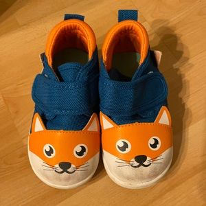 Ikiki | Fox Squeaky Sneakers